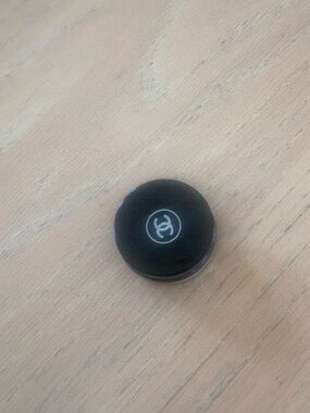Chanel eye cream sample. Sublimage
You get exactly what is shown in picture.